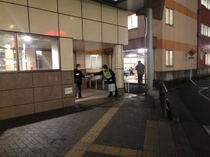 河辺駅でティッシュを配っている様子