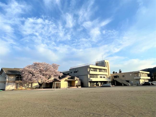 青梅市立第六小学校は正面に児童の教室がある校舎、右に専科棟、左に体育館があります。