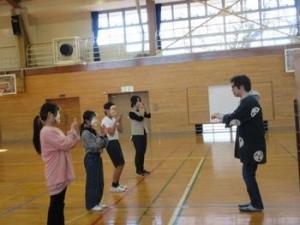 お囃子を教えてもらっている様子