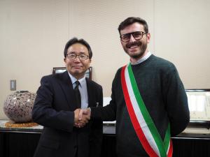 イタリアのオーメ市のアルベルト市長と小山福市長の写真