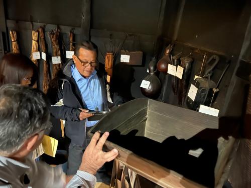 青梅市郷土博物館隣の旧宮崎家住宅を視察するカマチョ資料の写真