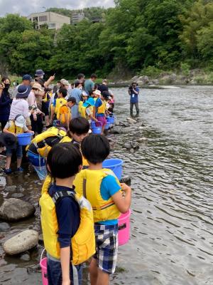 稚鮎を放流しようとする様子