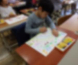 絵を描いている1年生