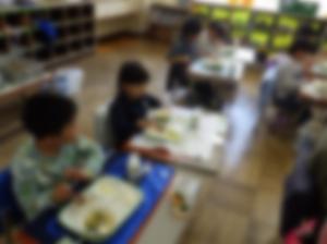 給食を食べている1年生