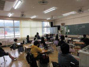 避難訓練後の話を聞く様子