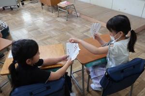 数字合わせゲームをする子供