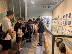 学芸員のお話を聞く参加者