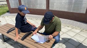 震災当時の様子を見る親子