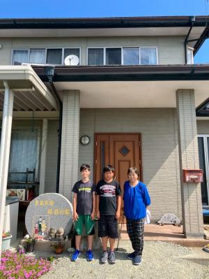 民宿前で集合写真