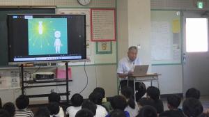 読み聞かせをする校長