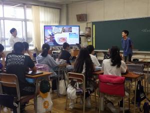 英語の授業　夏休みの様子を発表