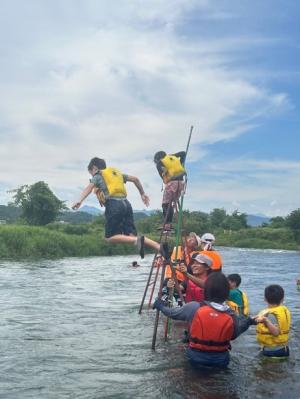 川遊びを楽しむ様子