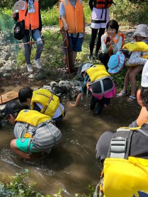 魚の手掴みを楽しむ様子