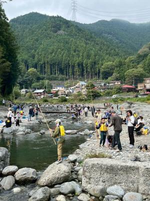 魚釣りを楽しむ様子