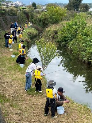 魚釣りを楽しむ様子