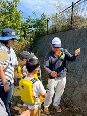 魚釣りの指導をうける様子