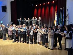 青梅市民の歌を歌う団員とボッパルト市民