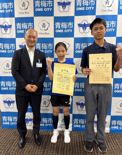 9月29日表敬訪問（バドミントン選手2名：第56回関東中学校バドミントン大会および第26回ダイハツ全国小学生ABCバドミントン大会出場報告）の写真