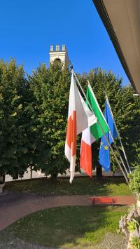イタリアオーメ市庁舎前庭の写真