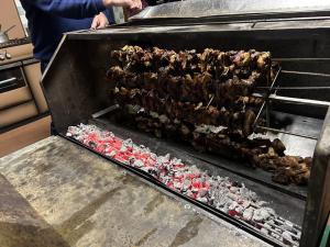 郷土料理である串焼きの写真