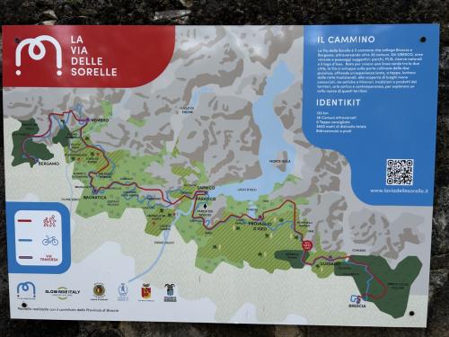 ハイキングコース案内板の写真