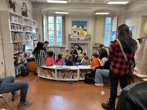図書館での読み聞かせの写真