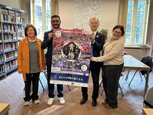 図書館と青梅市のポスターの写真