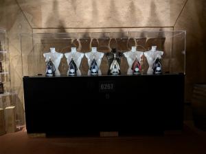 ワイナリーに展示のアート作品の写真