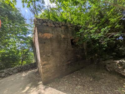旧日本軍が建設した戦跡の外からの写真