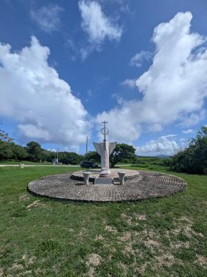 マッピ山頂上に設置された慰霊碑の写真