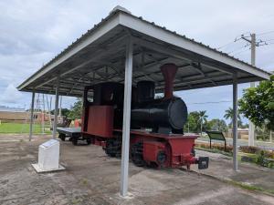サトウキビ公園に展示されている蒸気機関車の写真