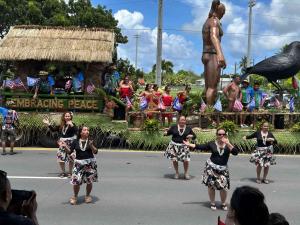 解放記念日パレードの様子の写真