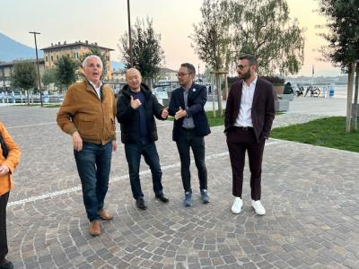 イゼオ湖畔にてイゼオ市長との写真