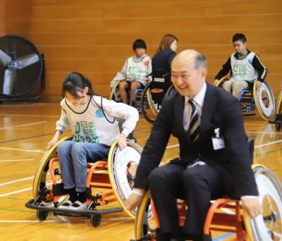 12月18日校庭でも体育館でも使用できるスポーツアクティビティ用車いす「パラサポ！ミライ」贈呈式の写真