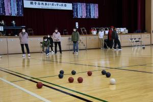 令和7年度親子ふれあい事業ボッチャ大会　試合風景