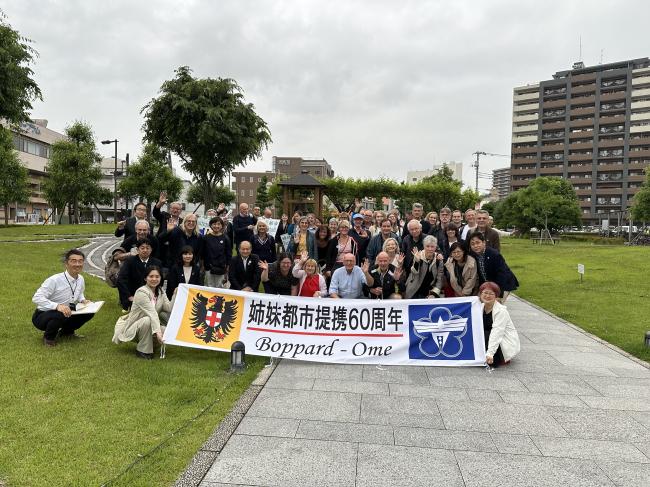 友好の鐘の前で記念撮影