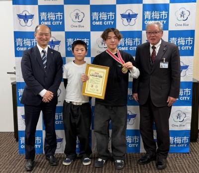 1月5日表敬訪問（スケートボード選手2名）の写真