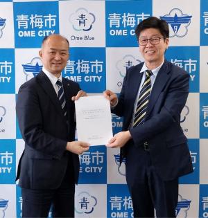 菊池委員長から大勢待市長へ報告書を手渡し
