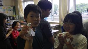 て3
