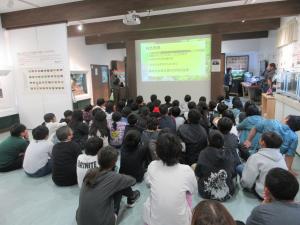日光移動教室で説明を聞いている様子です。