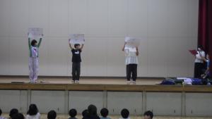 6年生がステージでクイズを出している様子
