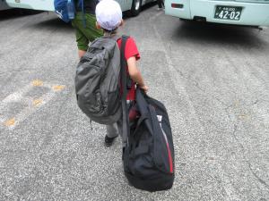1人で荷物を頑張って運んでいます。
